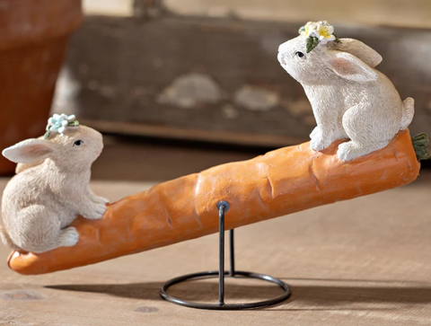 Bunnies on Carrot Seesaw Resin Table Décoration Evergreen Enterprises